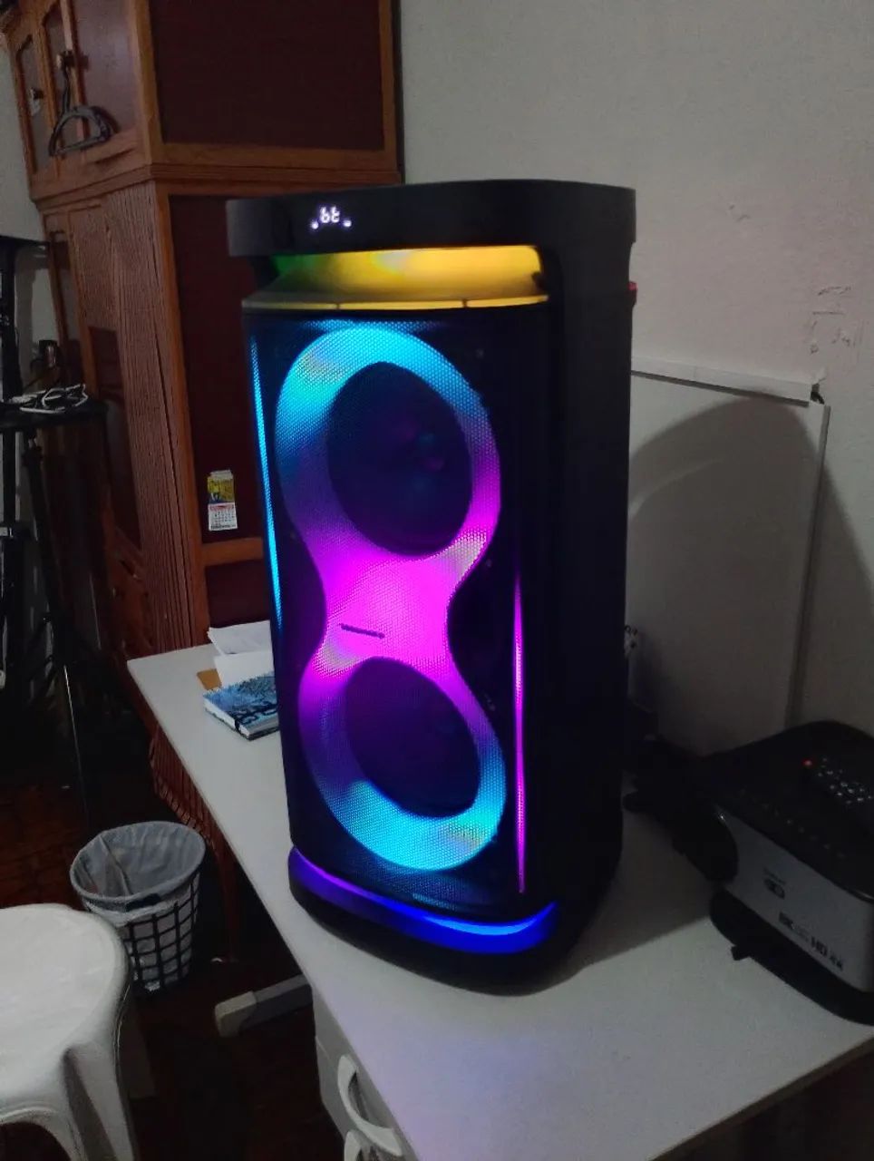 Caixa de som com rodinhas........qualidade de som igual jbl....USB...Bluetooth  250w rms