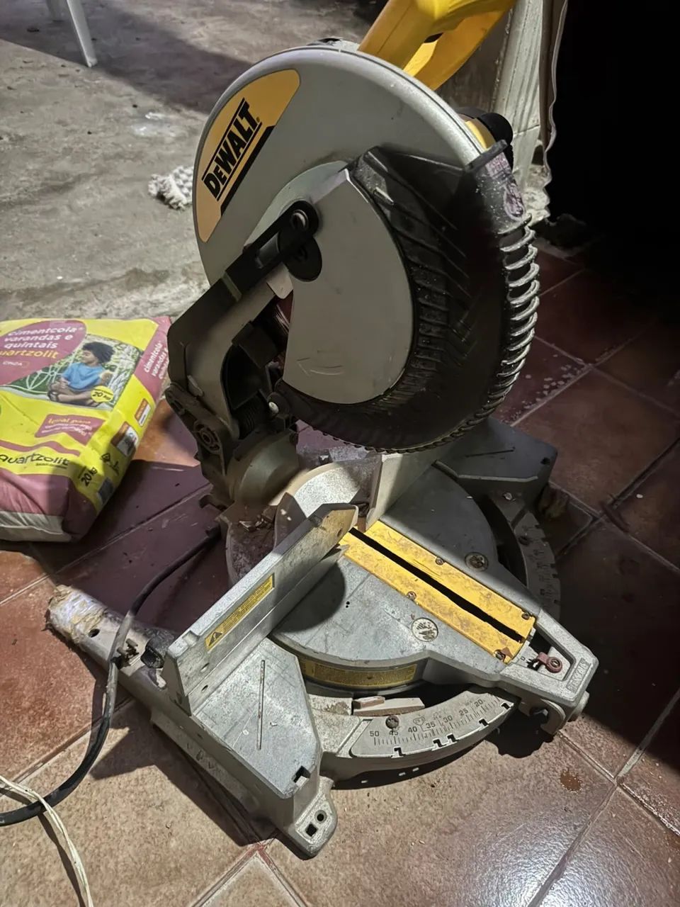 Esquadrijadeira dewalt