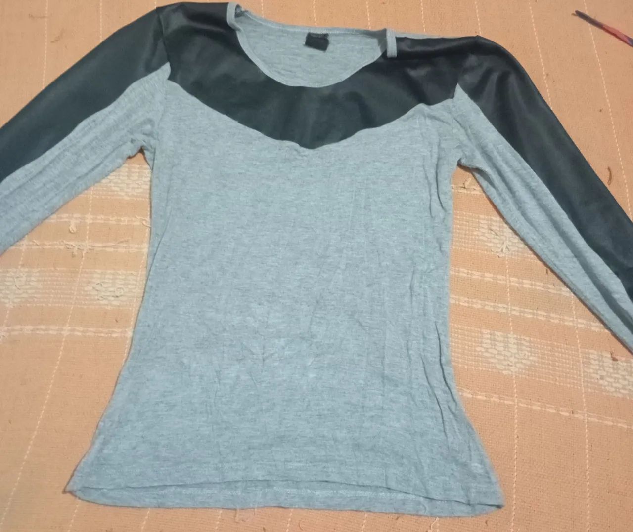 Blusinha Manga Comprida Casual Cinza e Preta