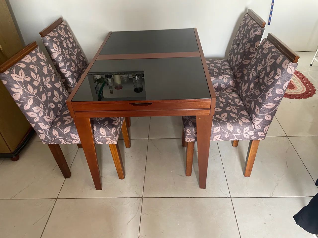 Mesa extensiva de vidro com 4 cadeiras, ótimo estado  - Foto 2