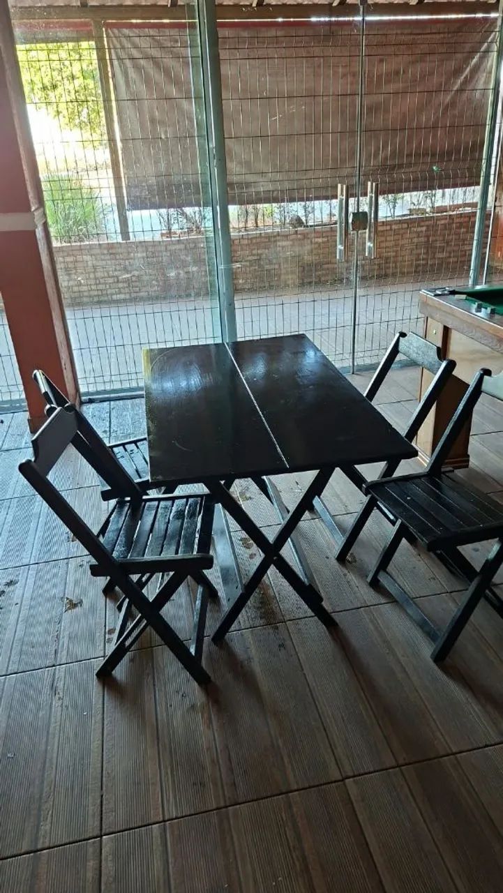 Vendo 2 jogos de mesas dobrável com cadeiras  - Foto 2