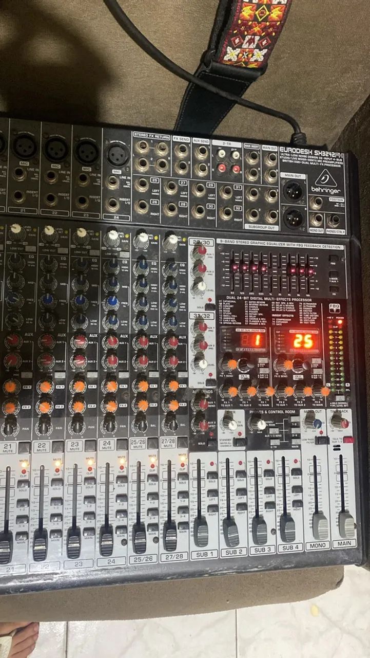 Mesa de som Behringer 32 canais