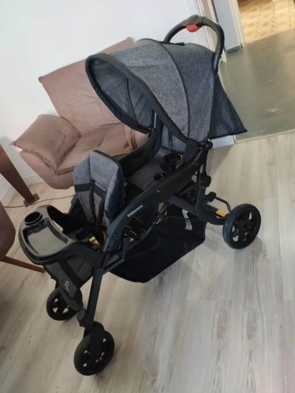 Vendo carrinho de bebê Gêmeos com bebê conforto  - Foto 5