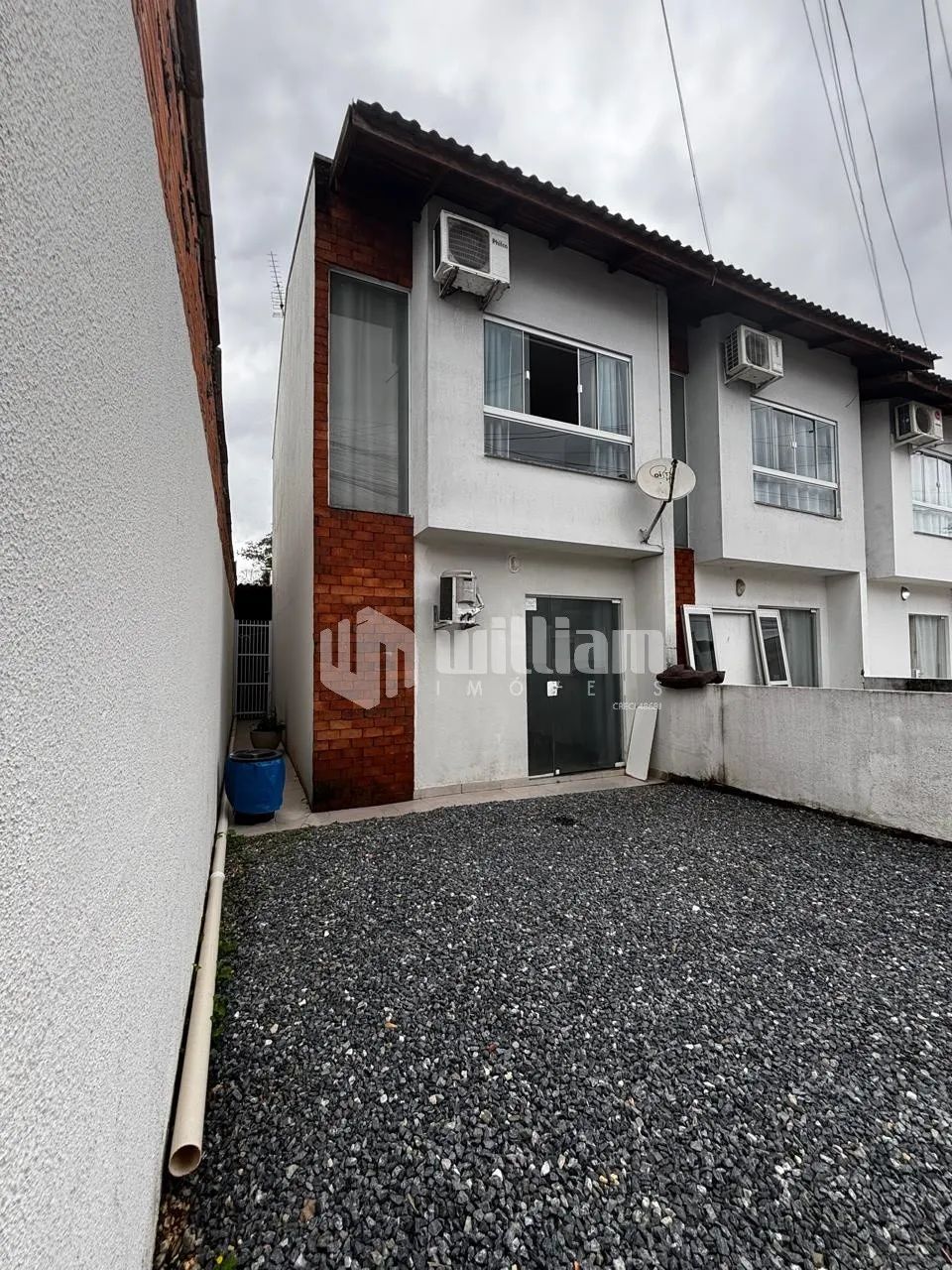 Casa com passagem lateral no Bairro Limeira