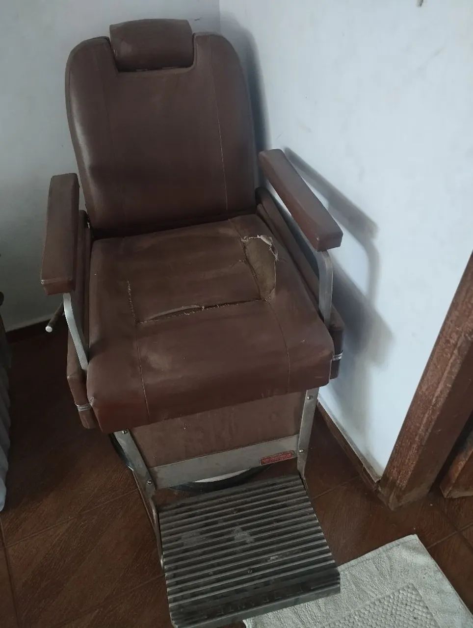 Cadeira para barbearia na cor marrom
