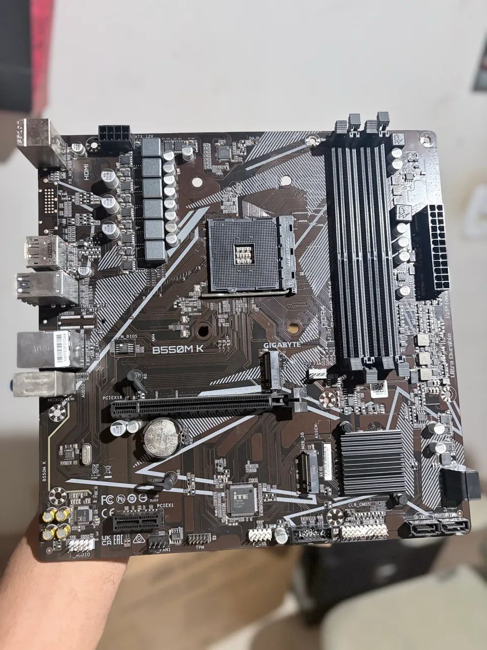 Placa-Mãe Gigabyte B550M K AM4 DDR4 AMD Ryzen Micro ATX - Foto 3