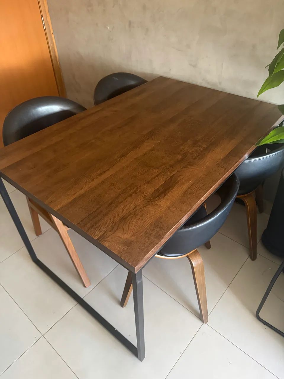 Mesa e aparador 