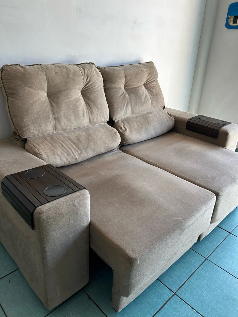 Sofá retrátil e reclinável em suede caramelo entregamos - Foto 2