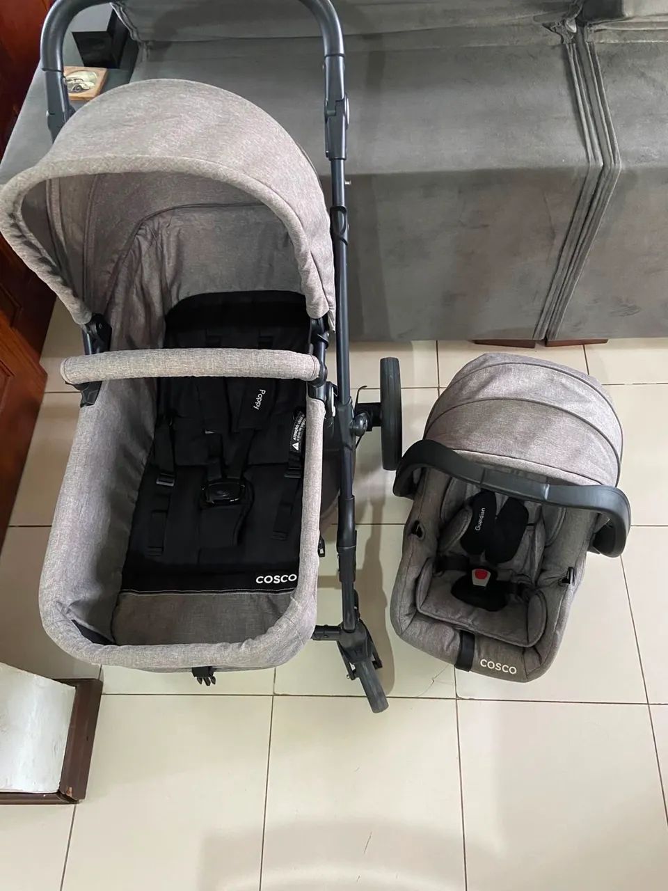 Carrinho de bebê.
