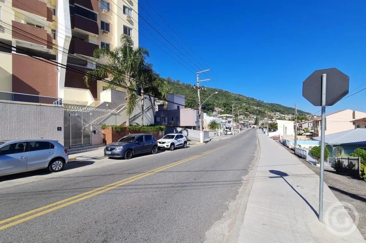 Apartamento semi mobiliado com sacada e churrasqueira na Costeira do Pirajubaé - Foto 3