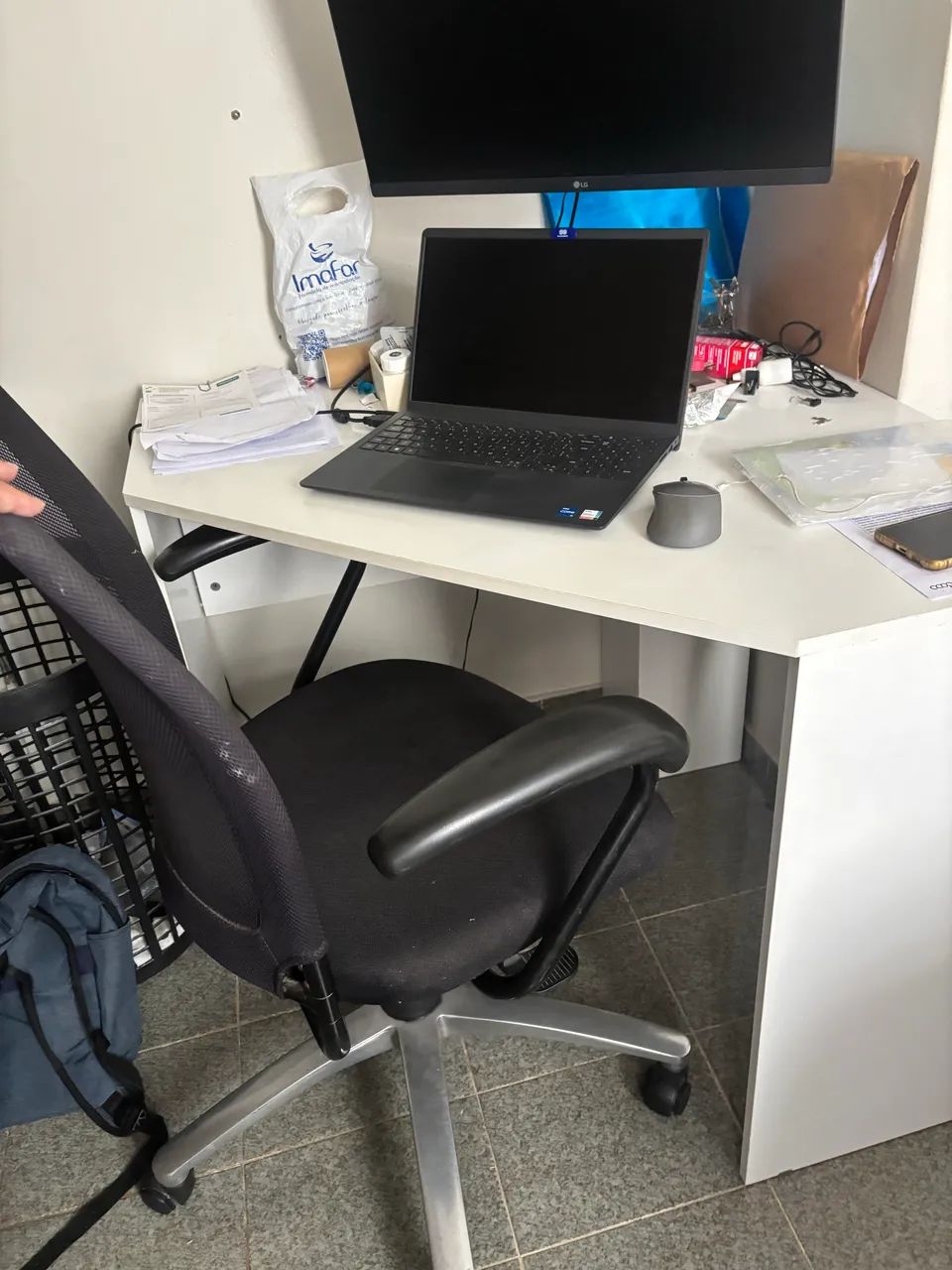 Mesa de escritório com cadeira 