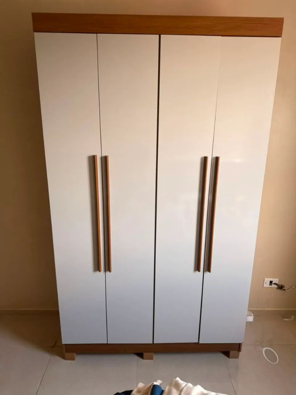 Guarda roupa solteiro 4 portas