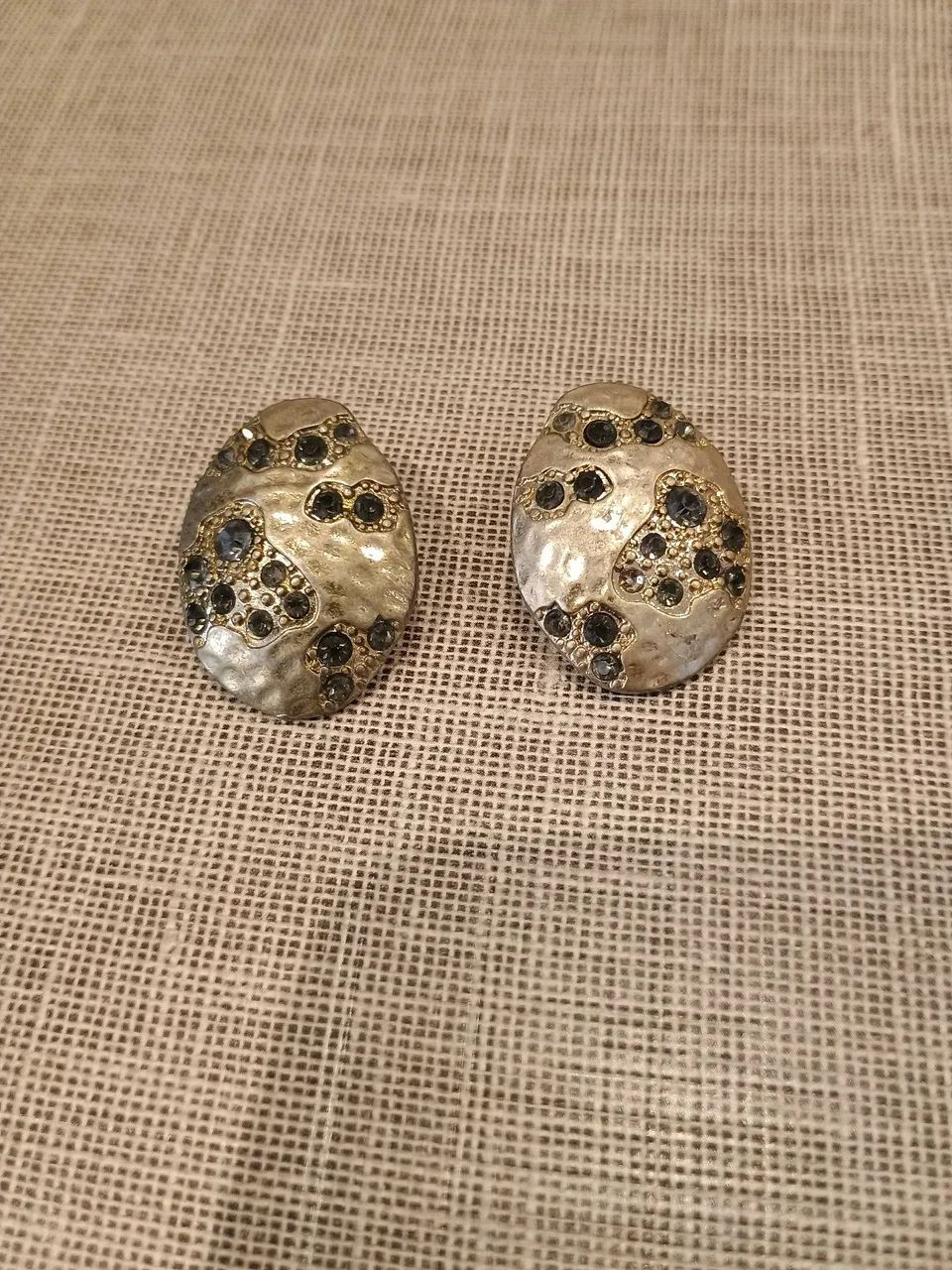 Brinco Mango oval dourado pedrarias