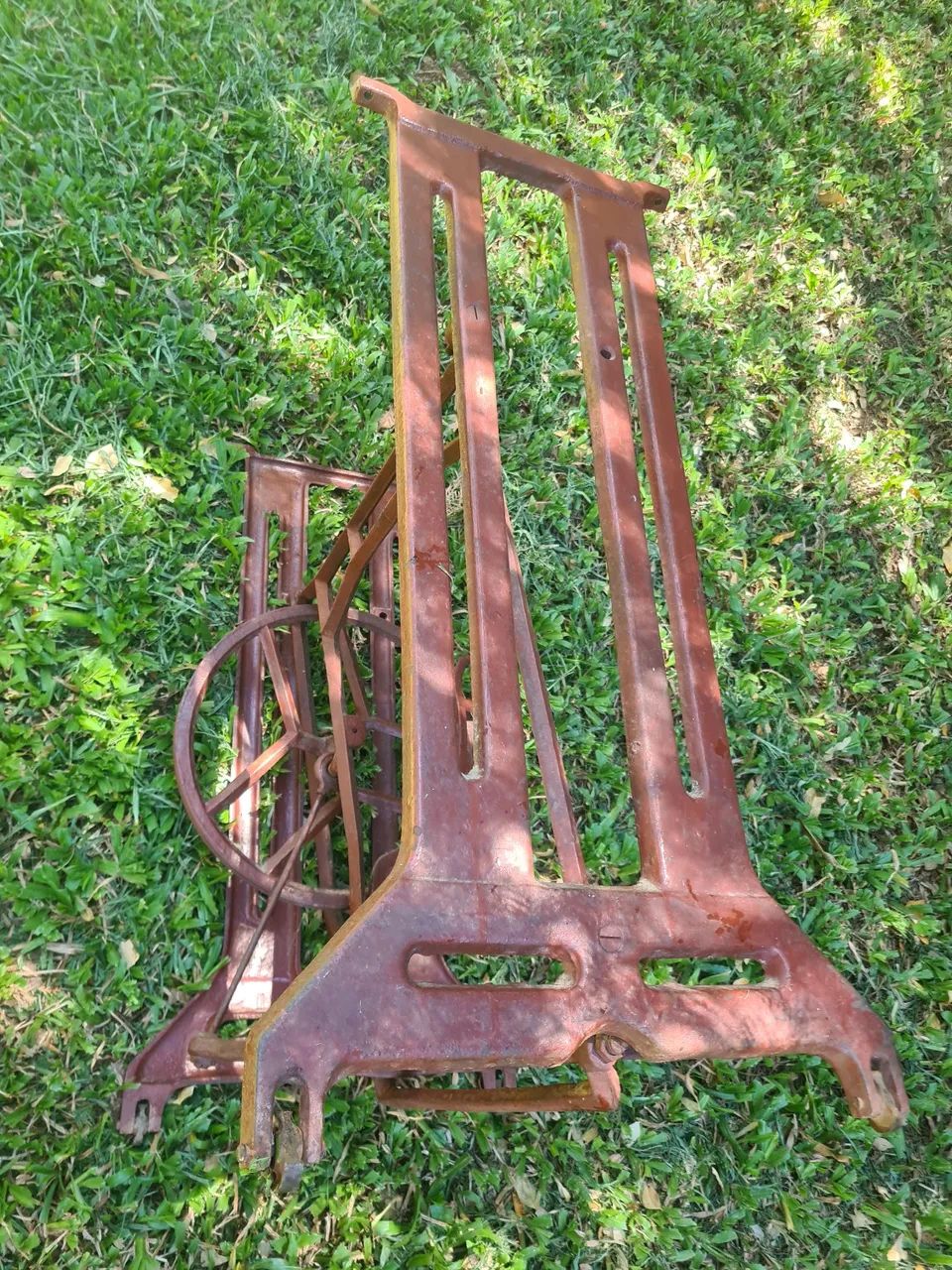 Pe de maquina de costura antigo - Foto 6