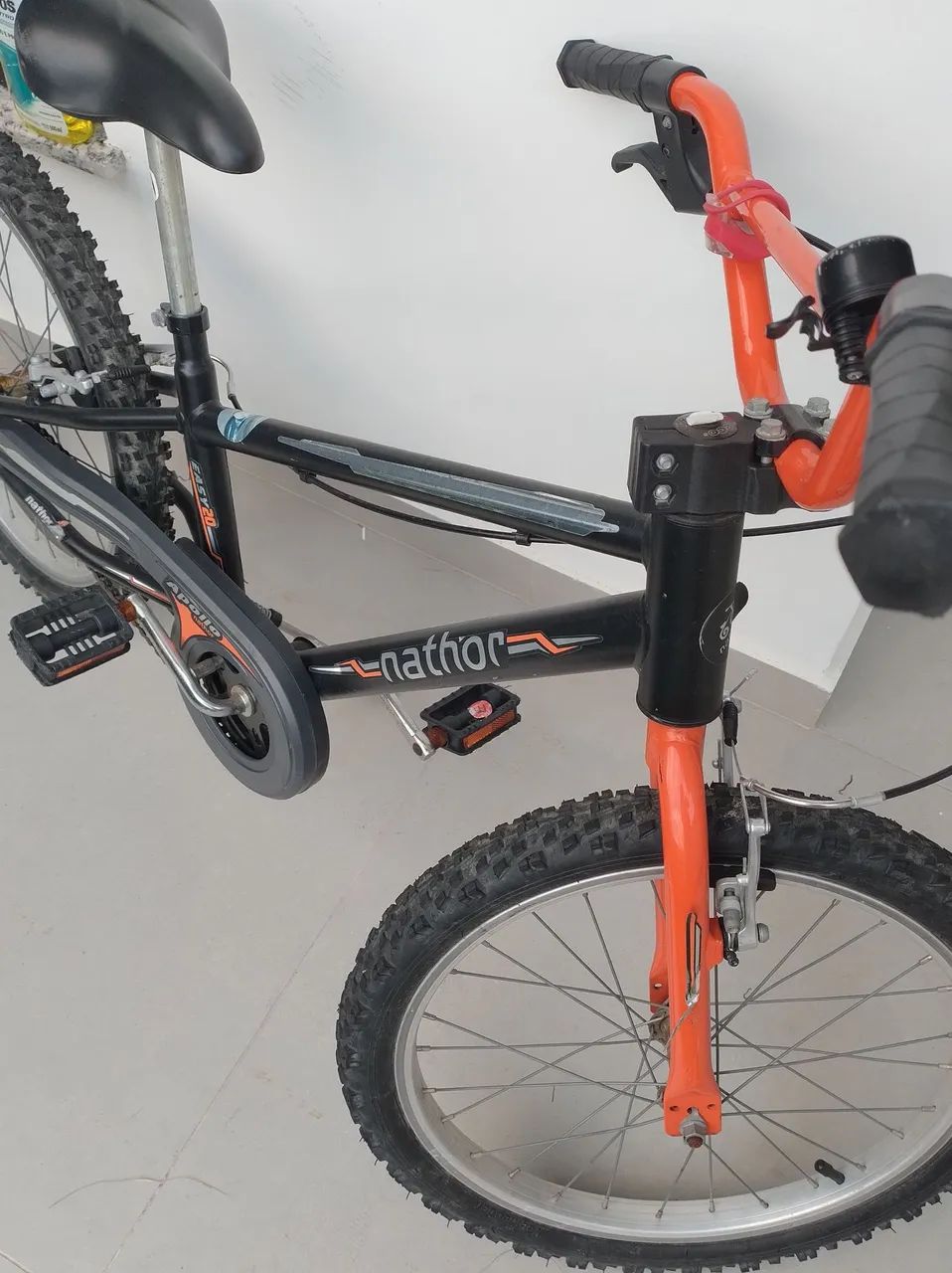 Bicicleta infantil Apollo Nathor aro 20 - usada  - Foto 4