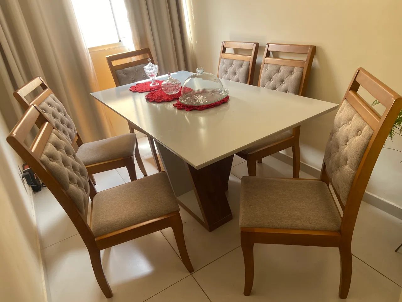 Vendo mesa com 6 cadeiras 