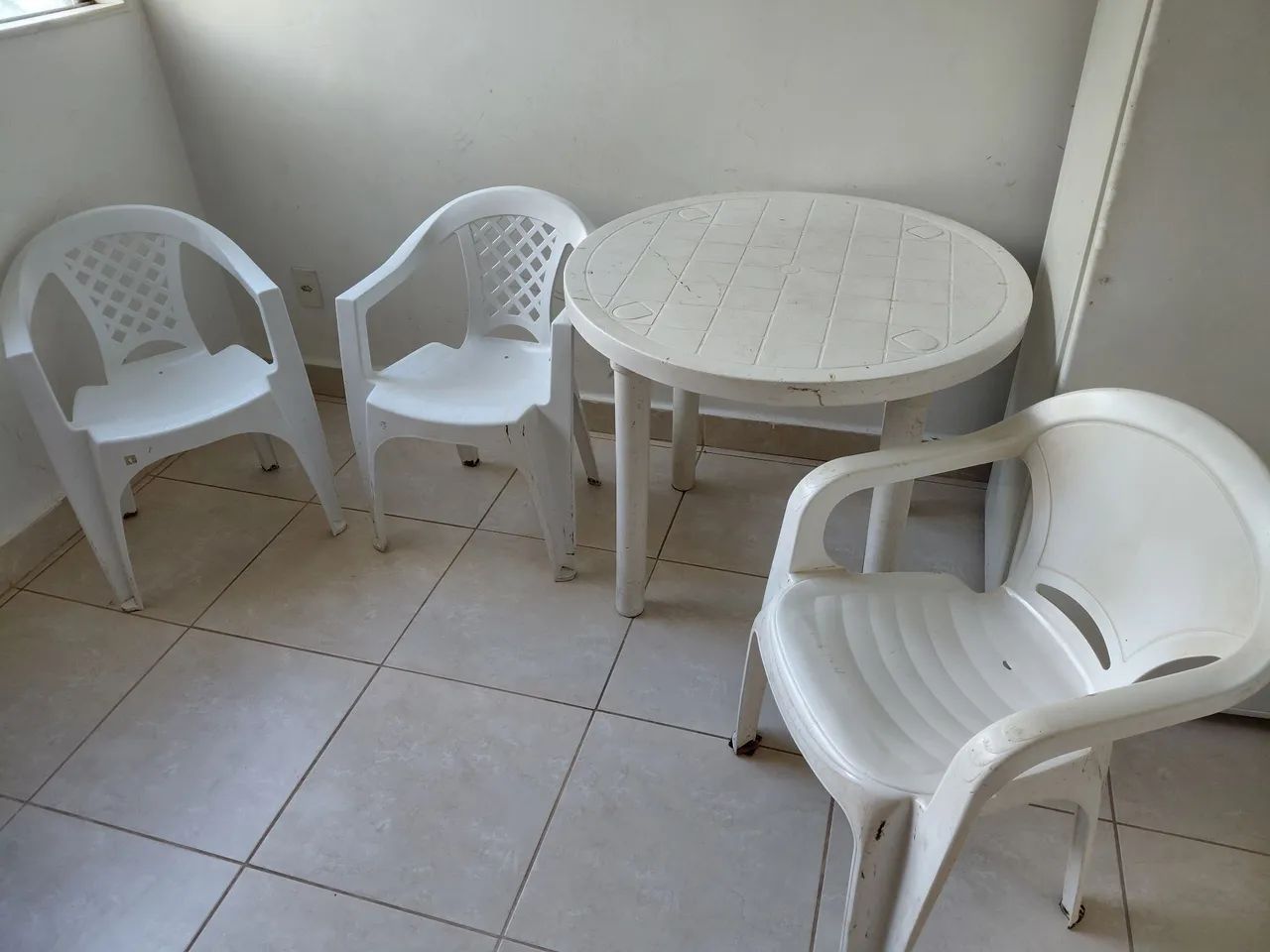 Mesa com cadeiras de plástico 