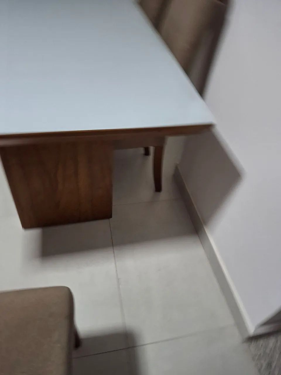 Excelente mesa de madeira com vidro retangular com 6 cadeiras  - Foto 5