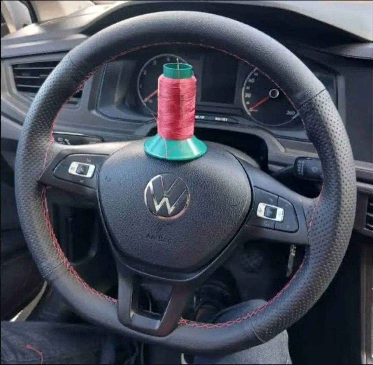 Costura artesanal no volante 