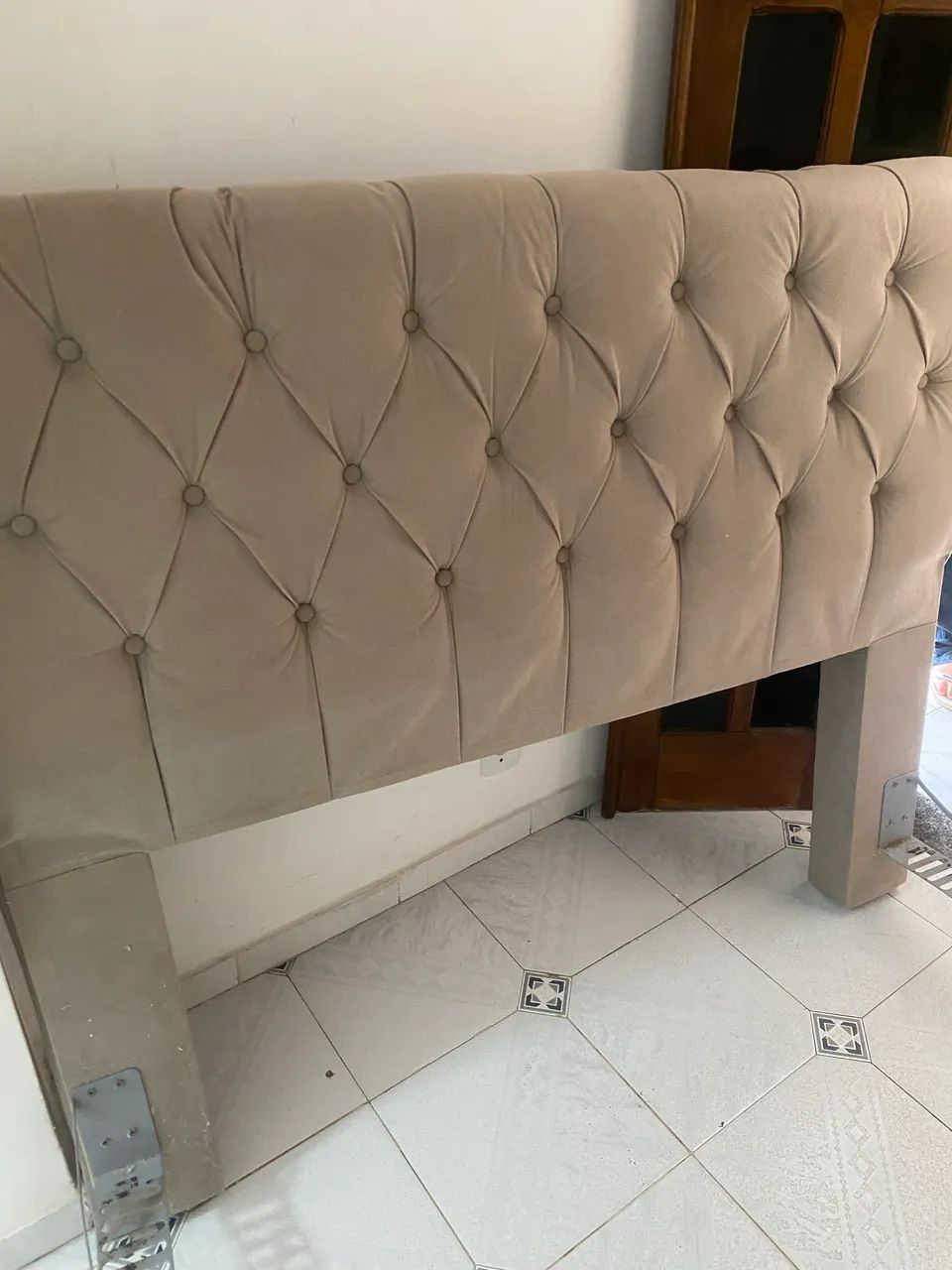 Cabeceira de cama estofada em tecido bege