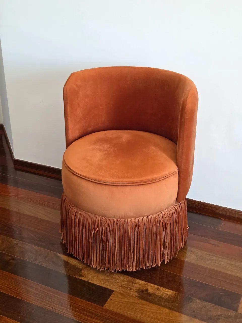 Poltrona em veludo com franjas na cor terracota da loja Westwing - Retirada em Diadema