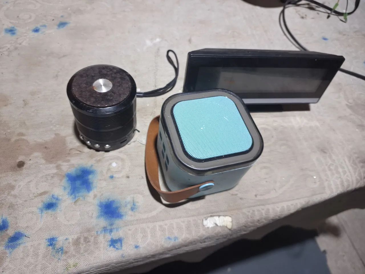 Lote com 3 caixas de som nao sei se funciona e nao sei o defeito 