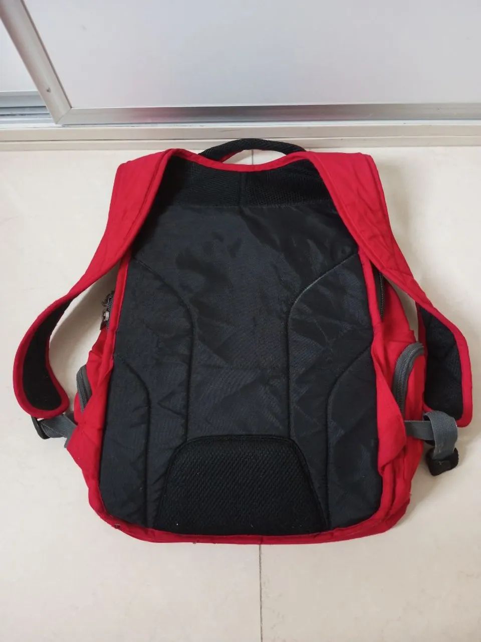 Mochila vermelha básica [RASGADA] - Foto 2