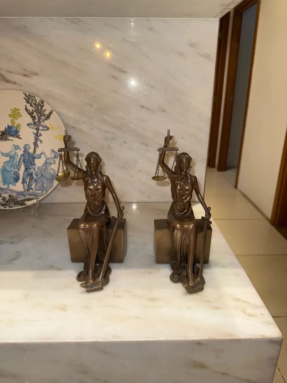 Estátua metálica de Têmis (direito)