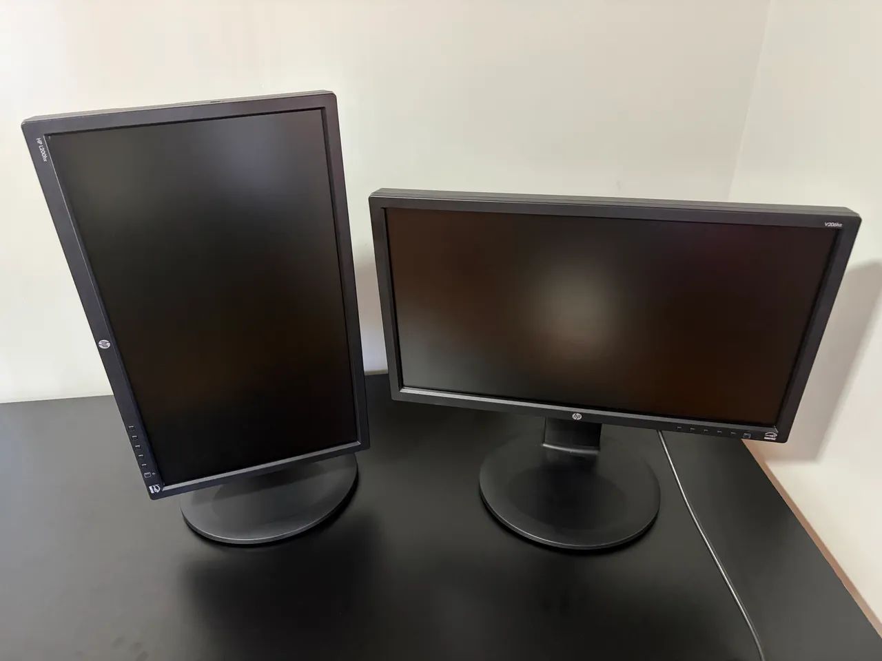PAR DE MONITORES HP 20? LED E2011P-BN ? VGA/DVI ? BASE AJUSTÁVEL