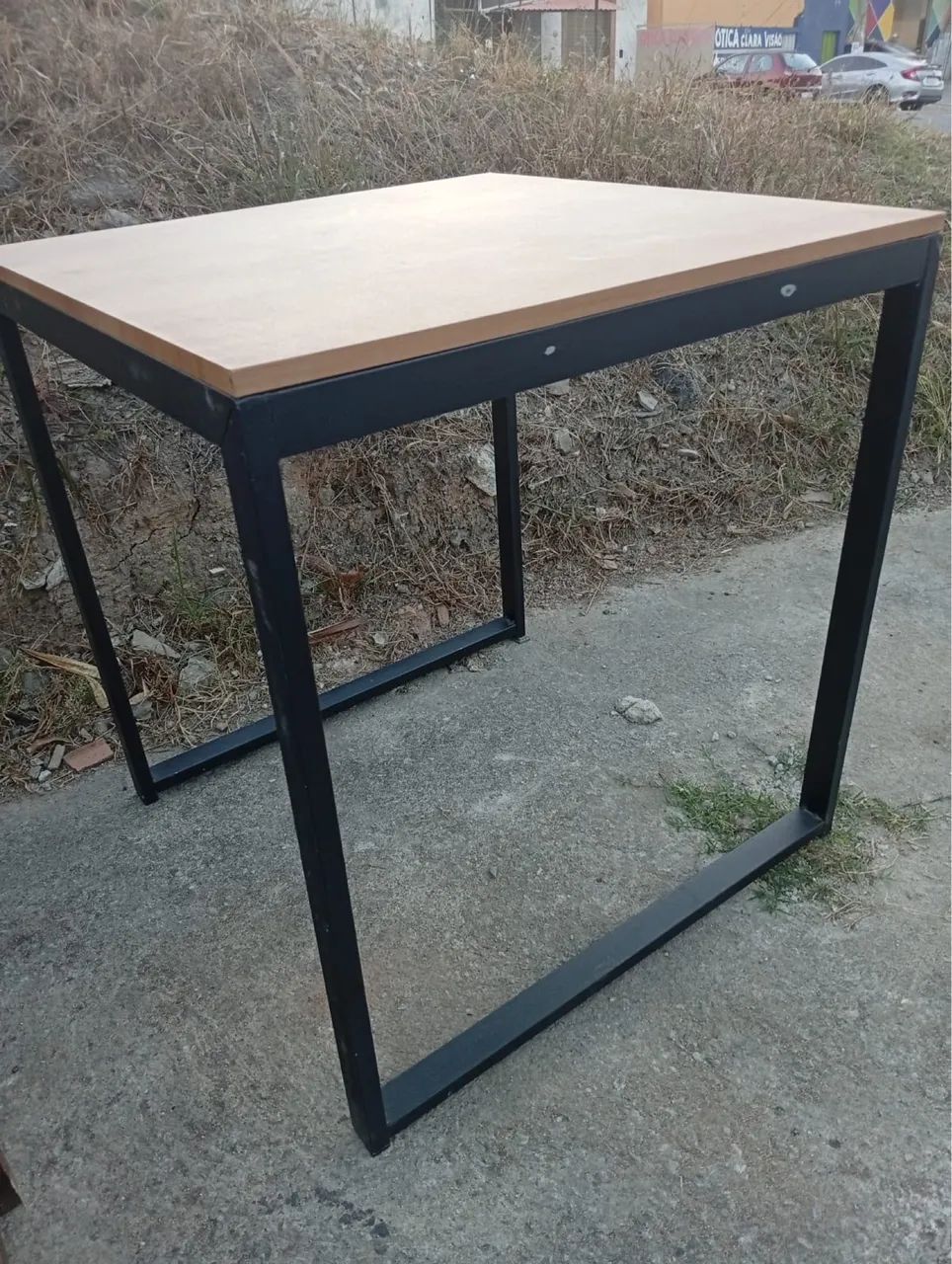 Mesa quadrada em ótimo estado 