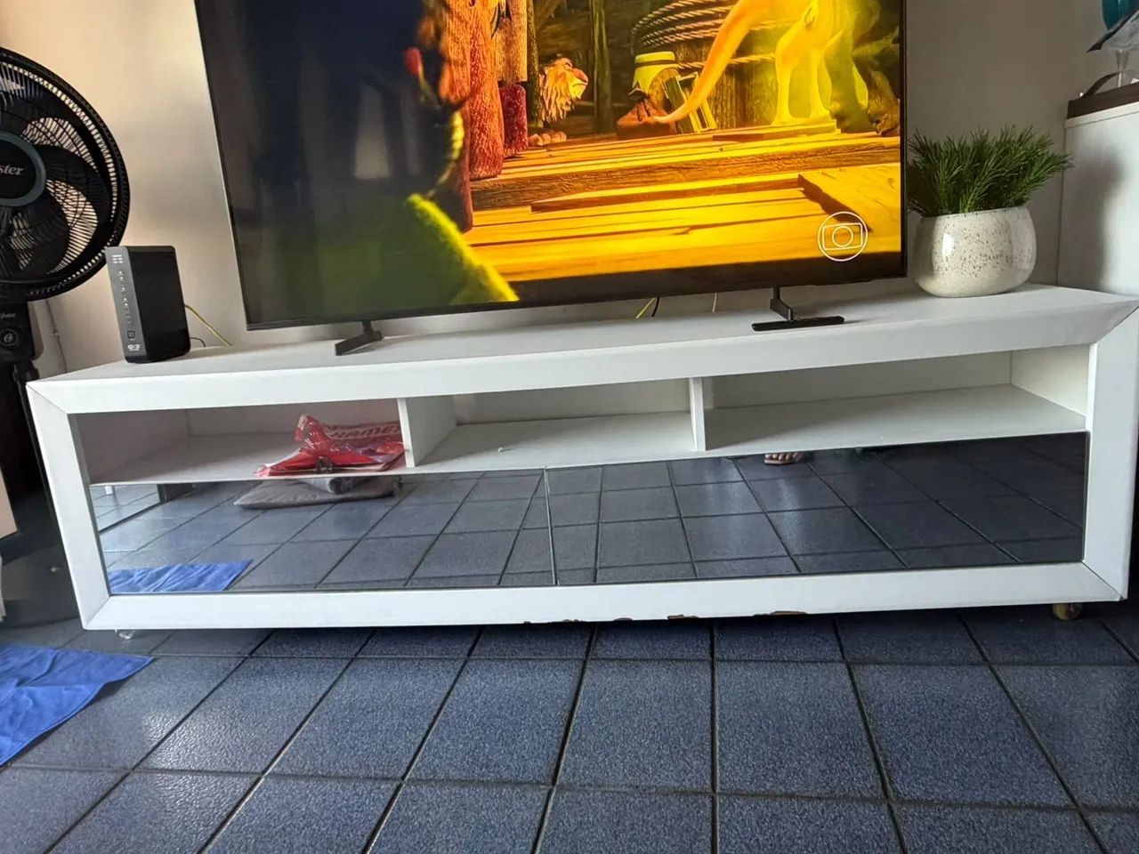 Rack Branco Laqueado para TV até 75 Polegadas com Rodízio + prateleiras brancas suspensas - Foto 2