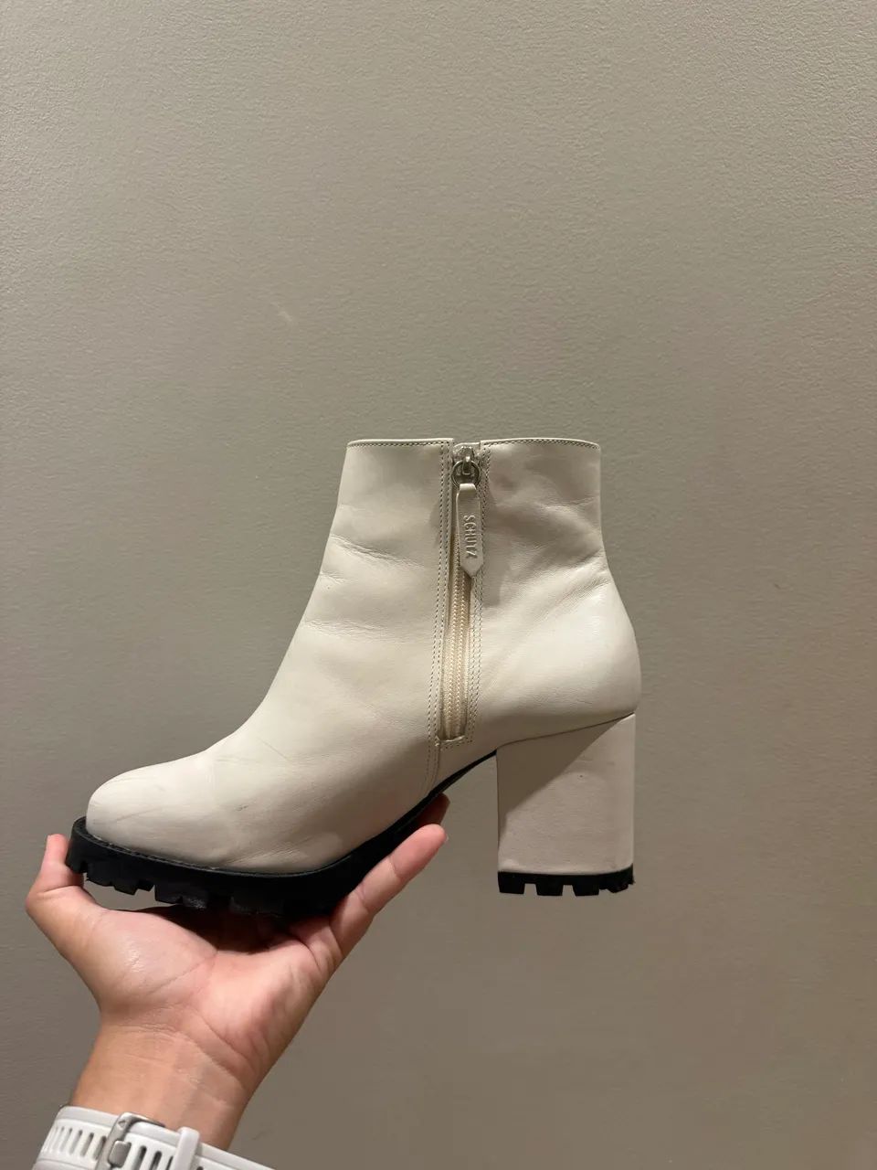Bota Schutz branca com salto  - Foto 2