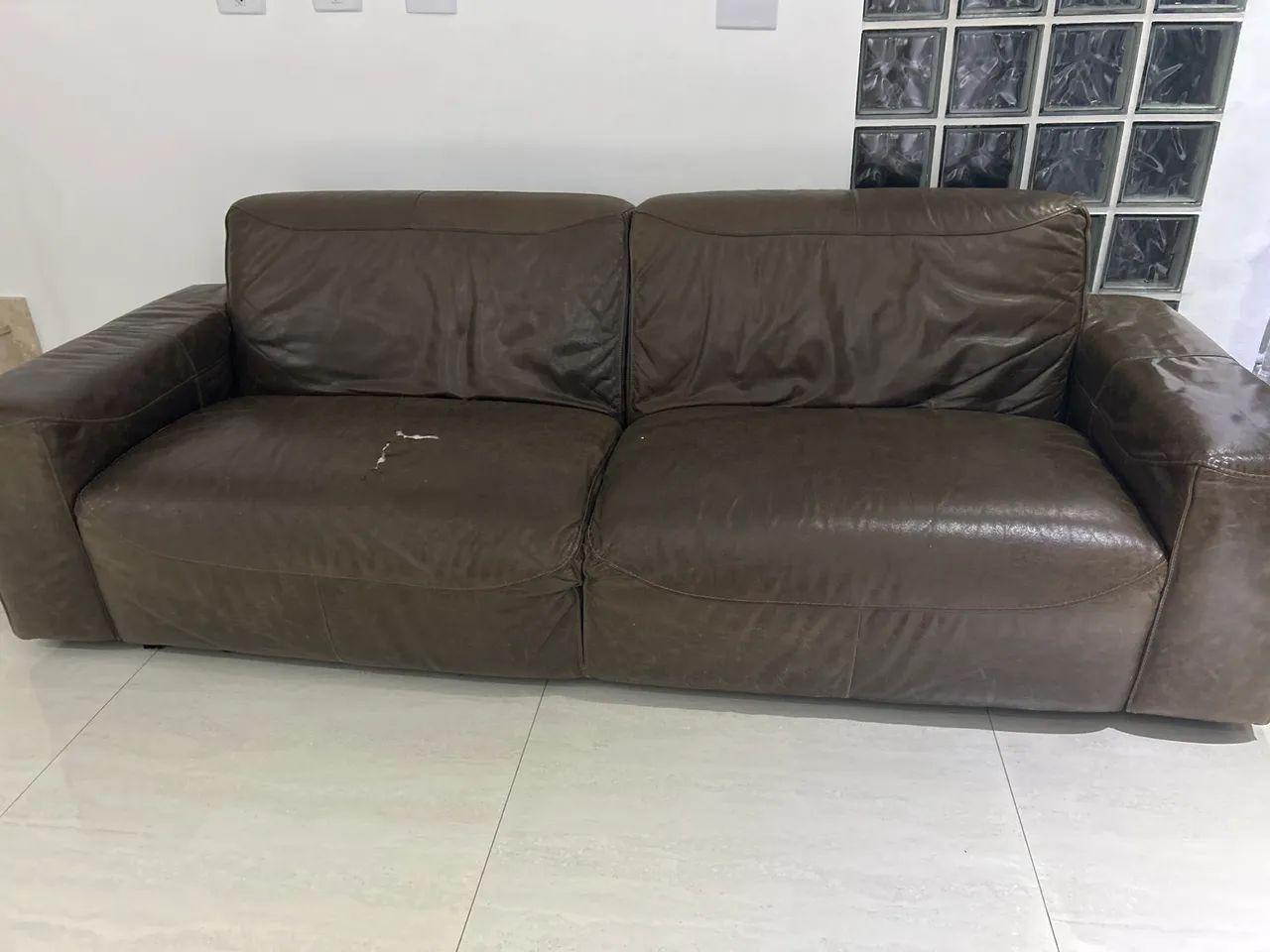 Sofá couro 3 lugares marrom  - Foto 3