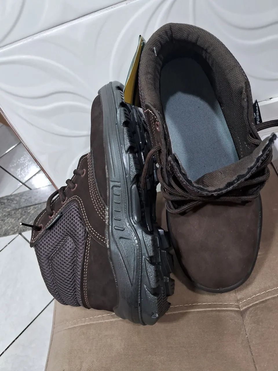 Botas para trabalho. Nunca usada.n.38..  cor marrom. - Foto 2