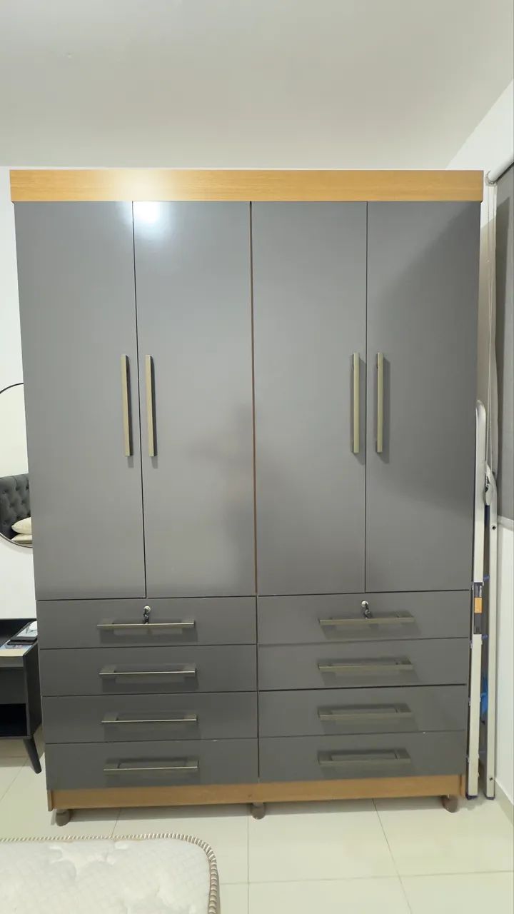Guarda-roupas 4 portas, 8 gavetas