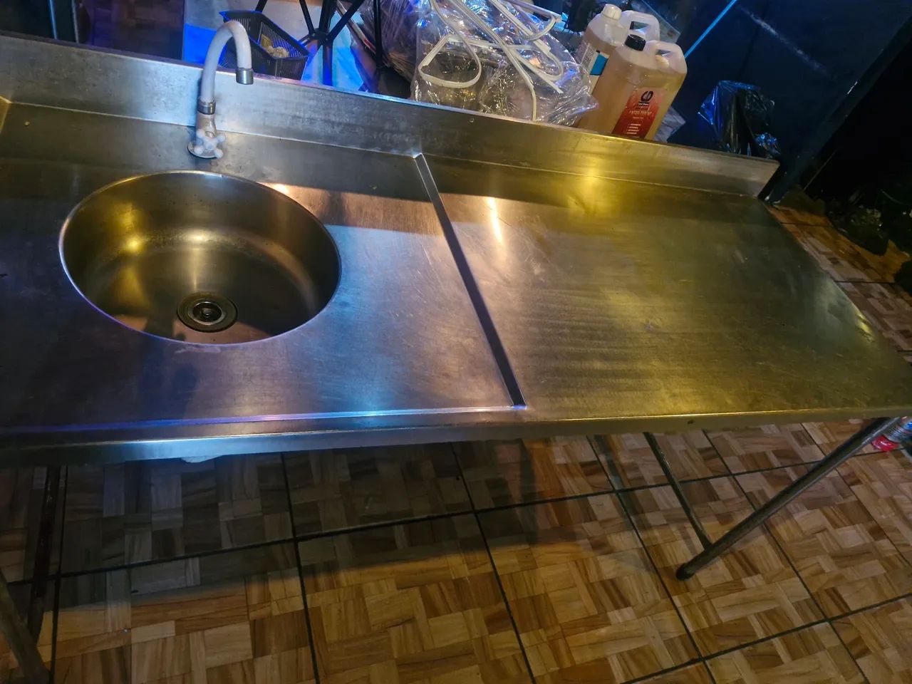 Mesa com pia industrial 