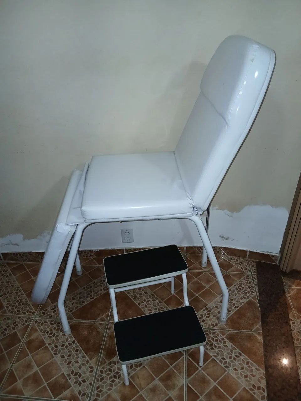 Vendo cama de depilação, acompanha escada