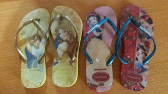 Desapego chinelos de menina