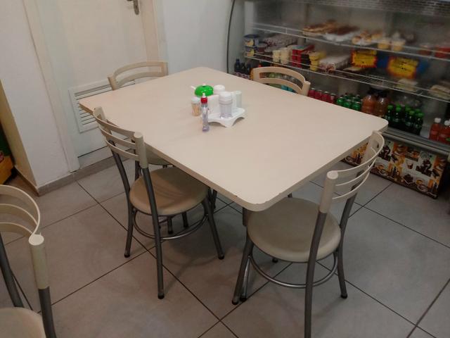 Vendo mesa grande com 4 cadeiras ,tenho 3 mesas otimo estado