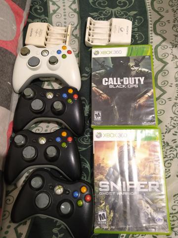 4 controles, 2 jogos originais e 2 carregador de pilha