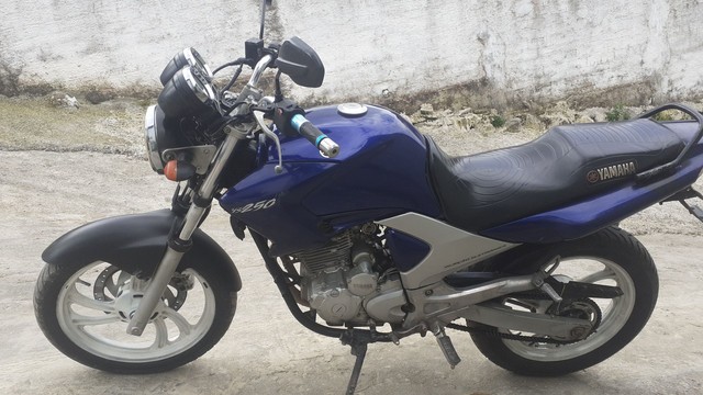 MOTO YAMAHA FAZER250