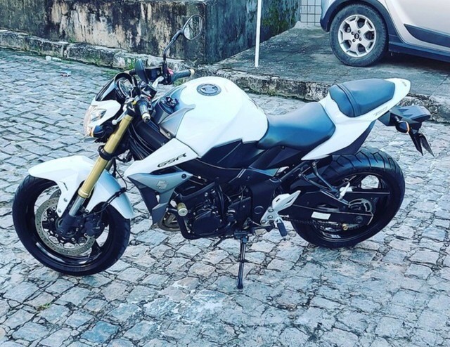 SUZUKI GSR 750