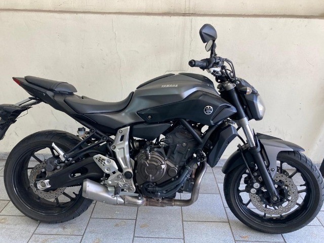 MOTO YAMAHA MT 07  DIVIDIMOS 