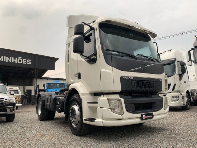 VOLVO VM 330 ANO 2015 AUTOMÁTICO COMPLETO