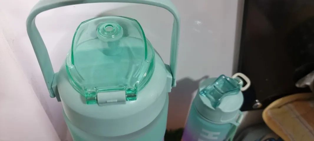 Kit 2 Garrafas Galão De Água Grande 3 Litros e 300 ML - Foto 3