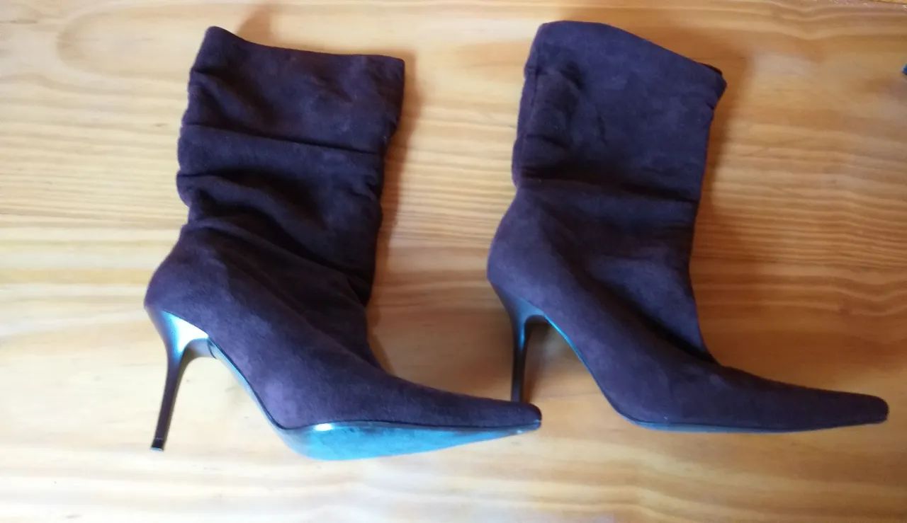 Botas de Salto Alto Suede Marrom