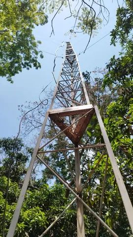 Torre estaiada de telefonia rural