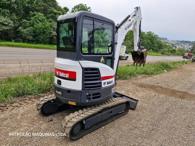 Mini Escavadeira Bobcat E26 ano 2014 com 5.700 horas  cabinada  - Foto 5