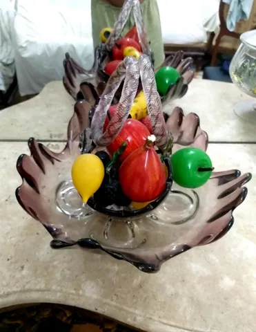 Vaso para decoração com frutas de vidro e plástico