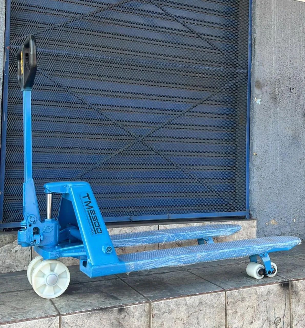 Paleteira manual 2500kg - Foto 2